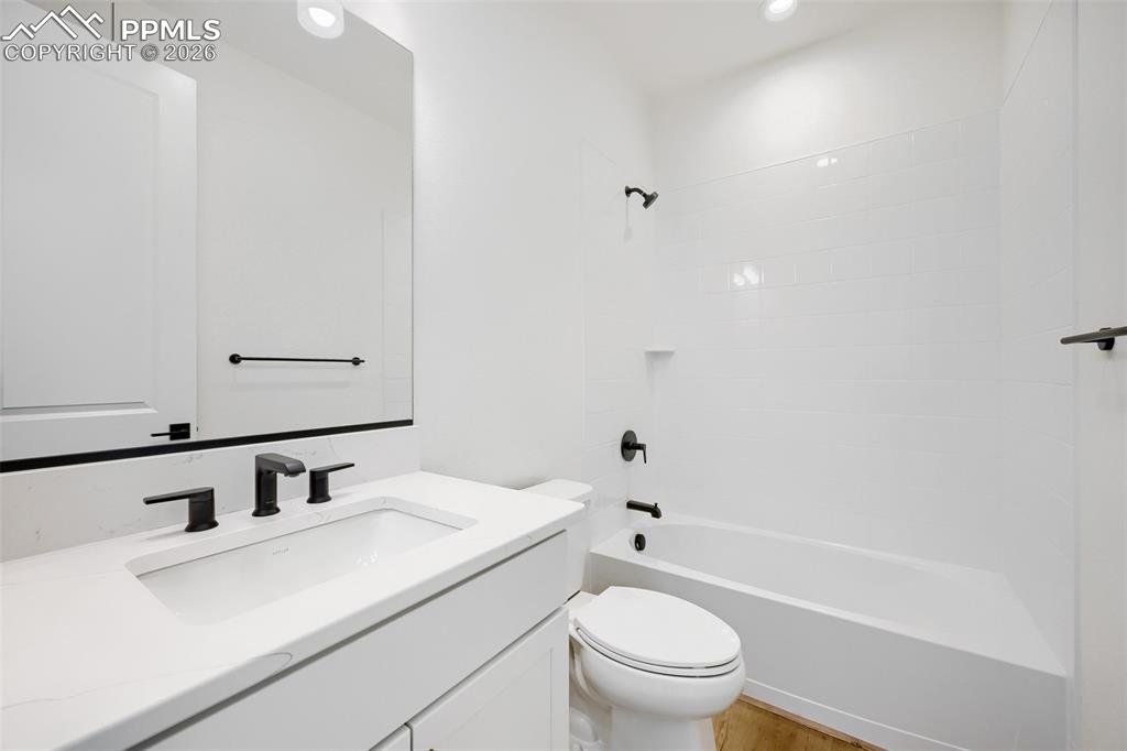 Image 11 of 19: Bathroom