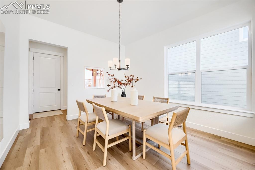 Image 4 of 19: Dining Area