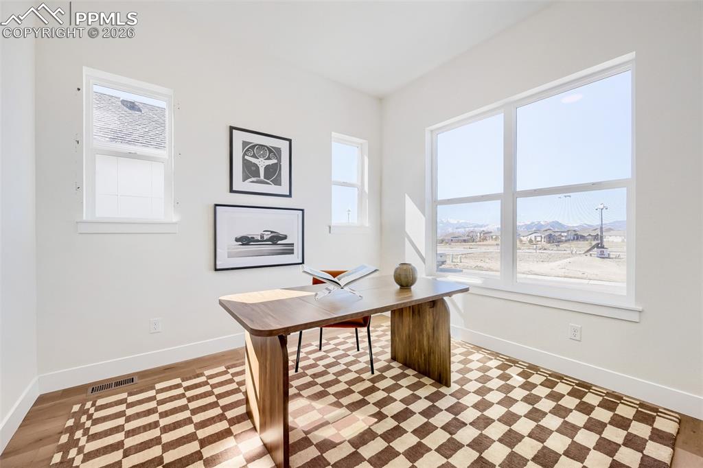 Image 5 of 19: Office