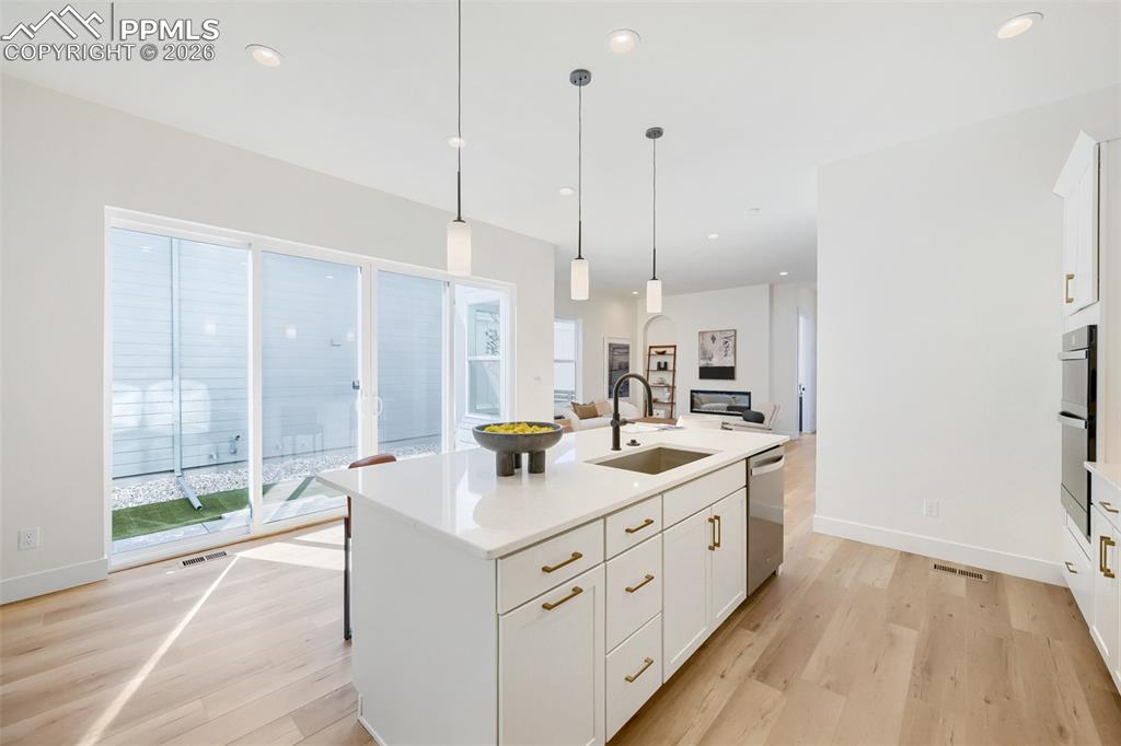 Image 7 of 19: Kitchen