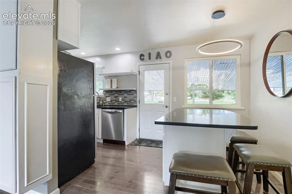 Image 10 of 32: Kitchen