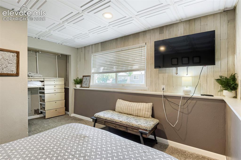 Image 15 of 32: Bedroom