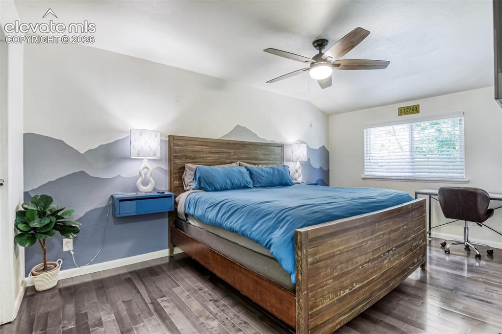 Image 16 of 32: Bedroom