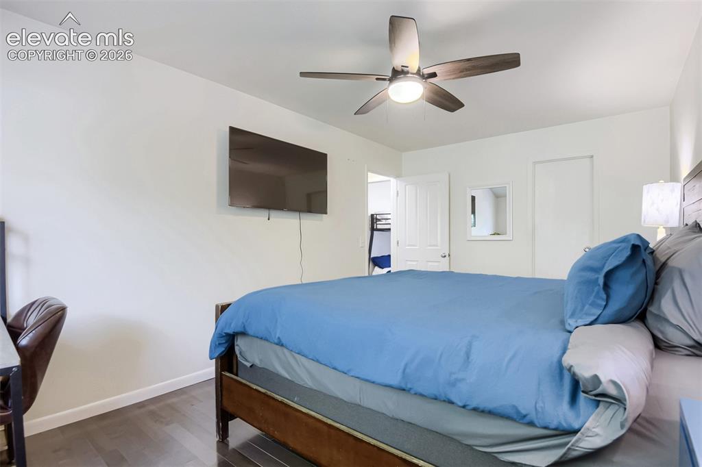 Image 17 of 32: Bedroom