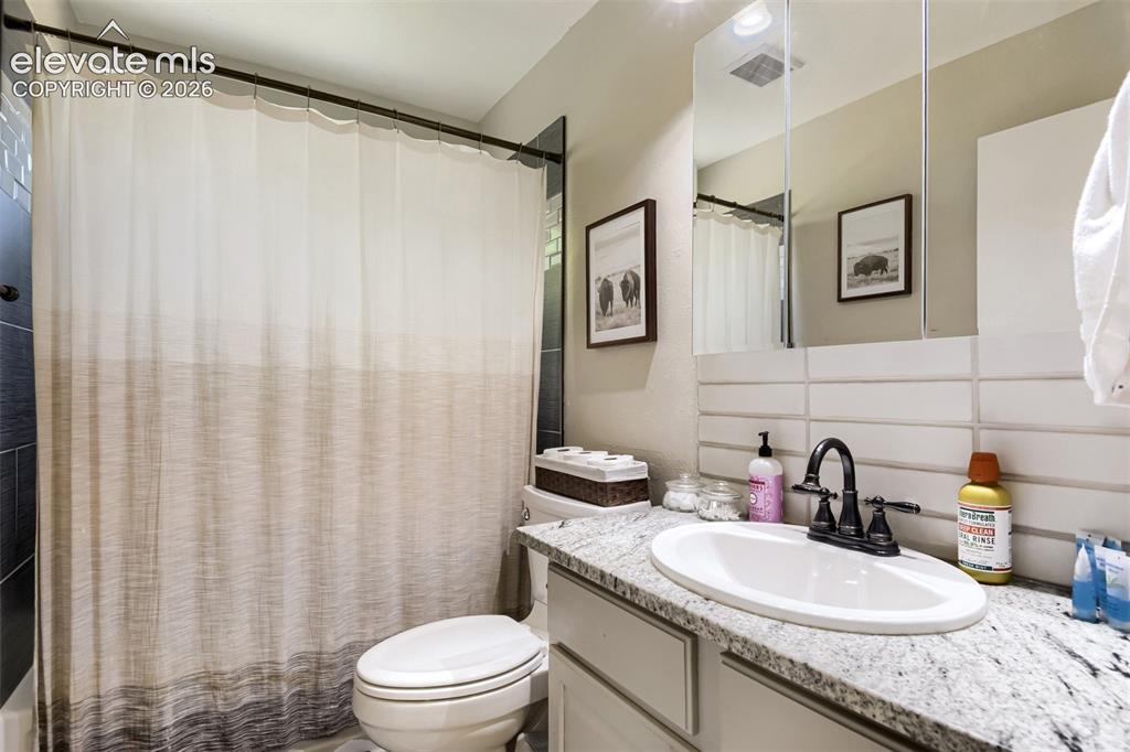 Image 18 of 32: Bathroom
