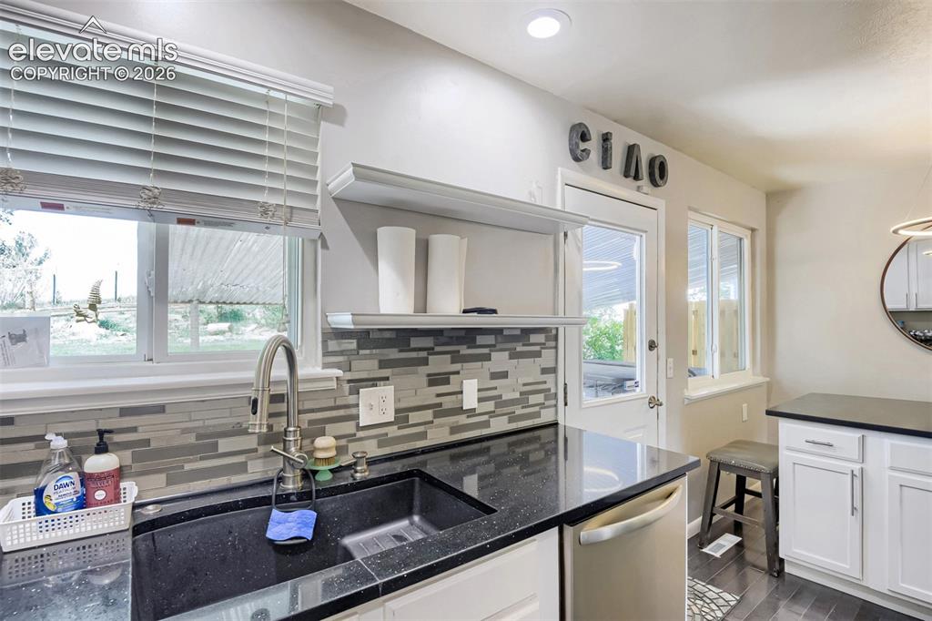 Image 7 of 32: Kitchen