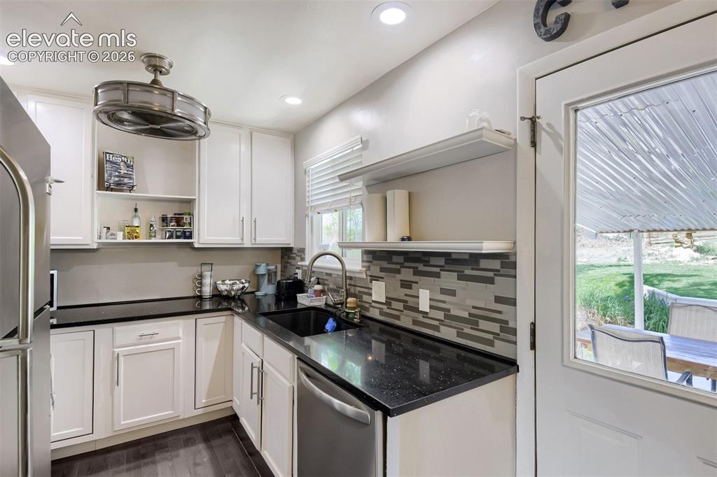 Image 8 of 32: Kitchen