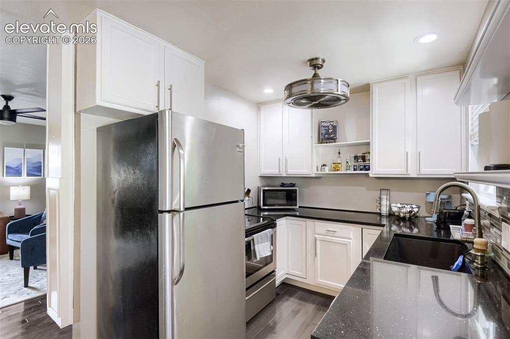 Image 9 of 32: Kitchen