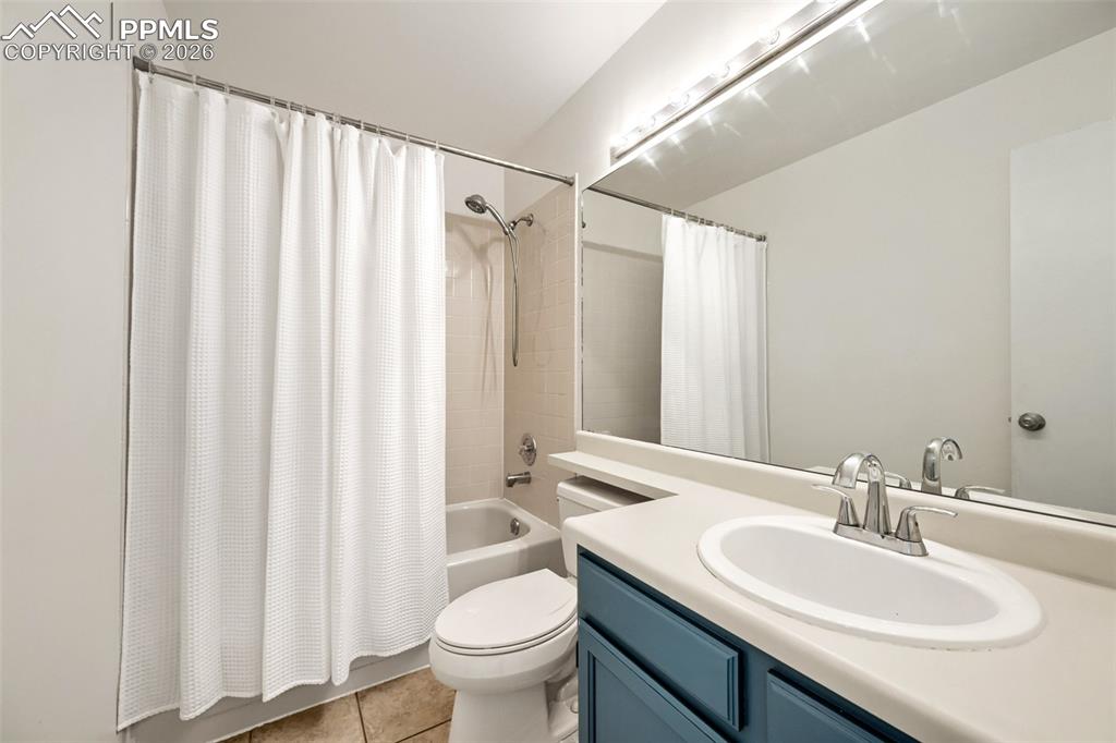 Image 20 of 26: Bathroom