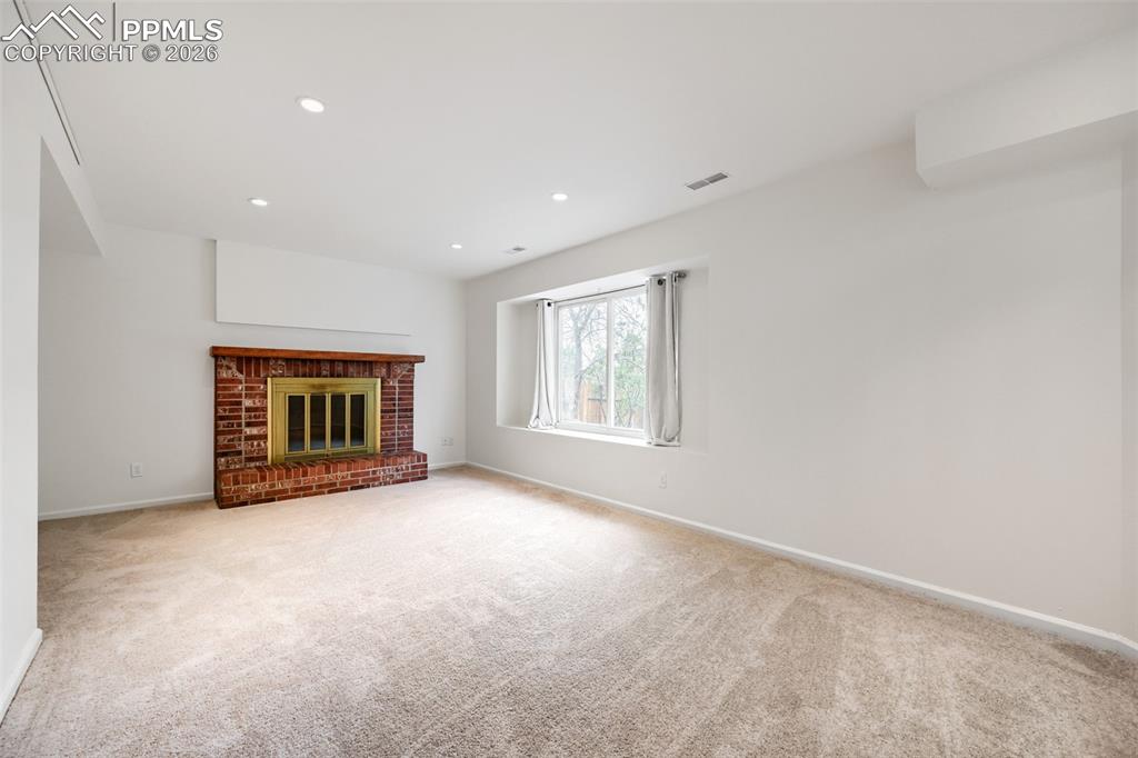 Image 4 of 26: Living Room