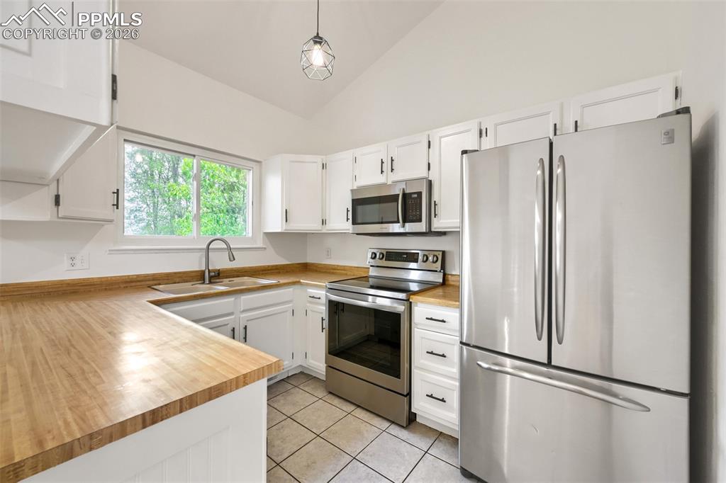 Image 8 of 26: Kitchen