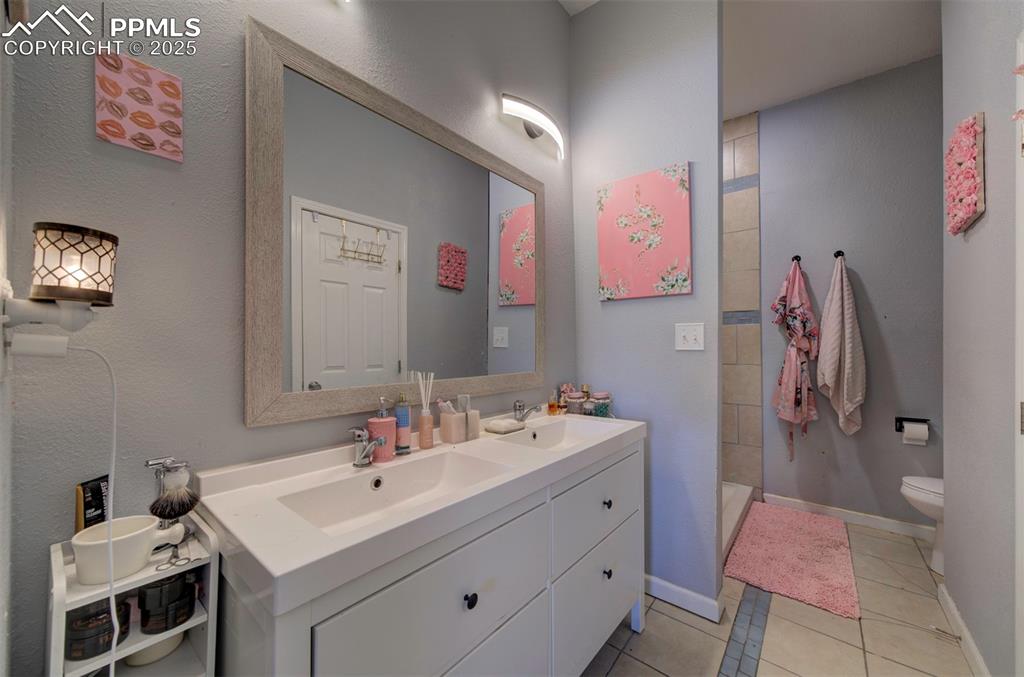 Image 10 of 14: Bathroom