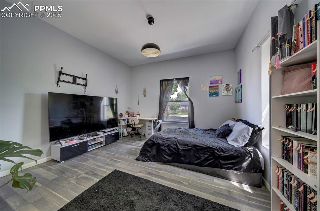 Image 11 of 14: Bedroom