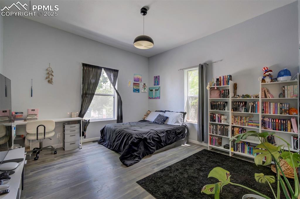 Image 12 of 14: Bedroom