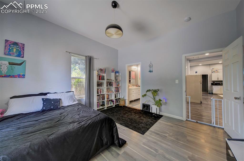 Image 13 of 14: Bedroom