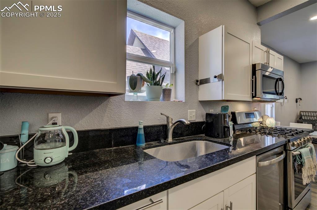 Image 7 of 14: Kitchen