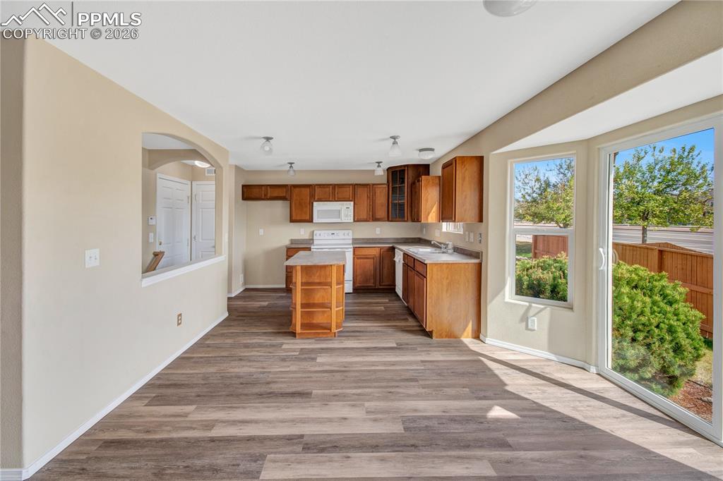 Image 18 of 31: Kitchen