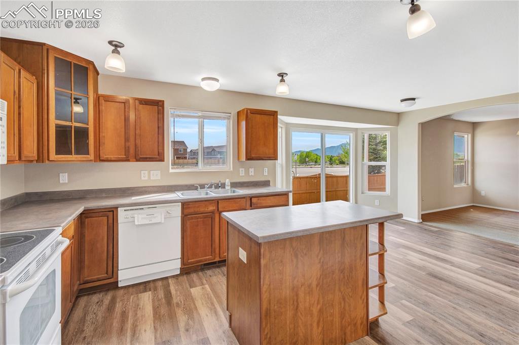 Image 20 of 31: Kitchen