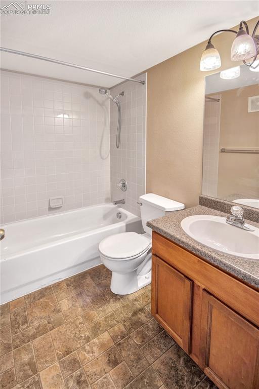 Image 25 of 31: Bathroom