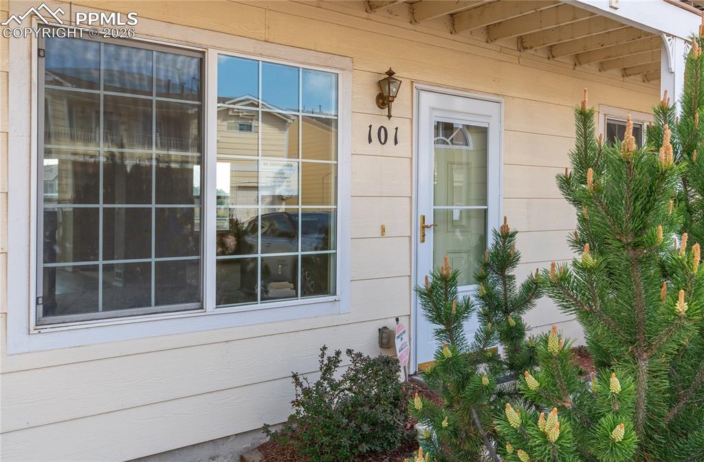 Image 3 of 31: Entry