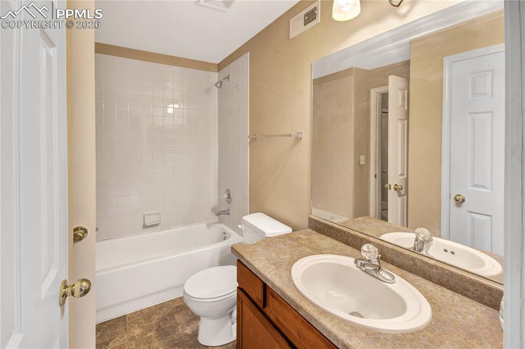 Image 30 of 31: Bathroom