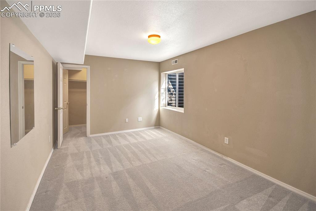 Image 31 of 31: Bedroom