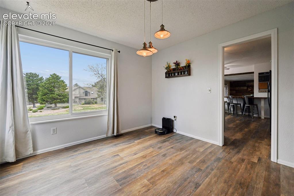 Image 14 of 44: Dining Room