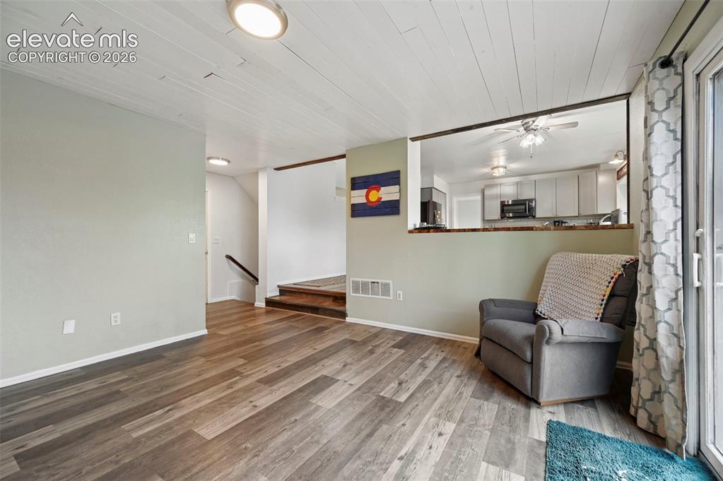 Image 18 of 44: Sitting Room