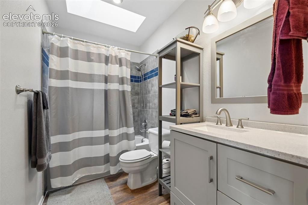 Image 30 of 44: Bathroom