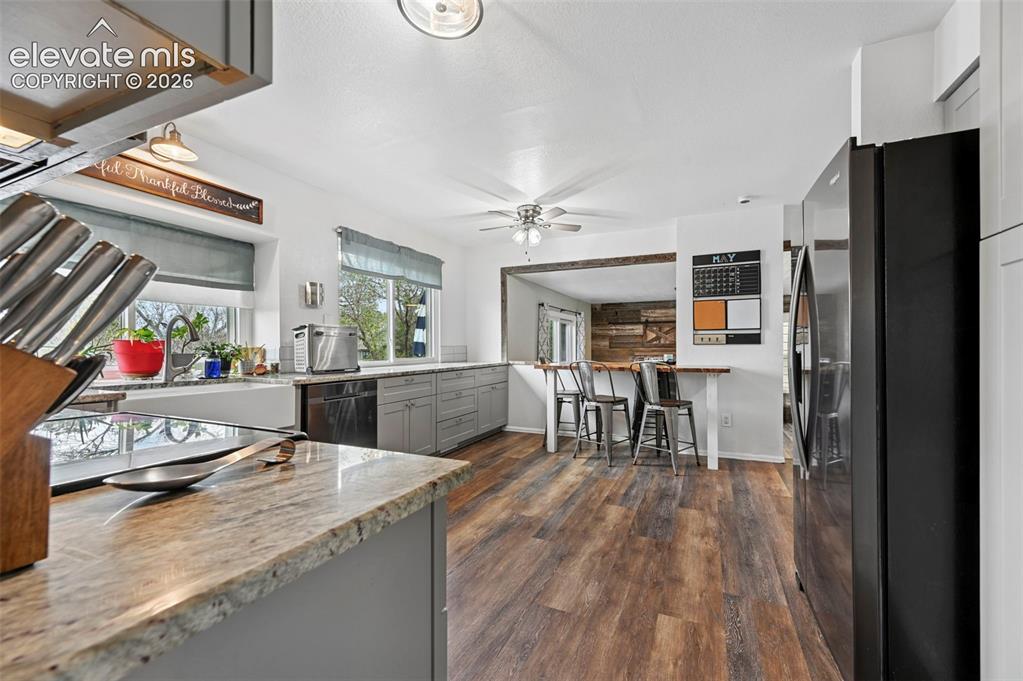 Image 4 of 44: Kitchen