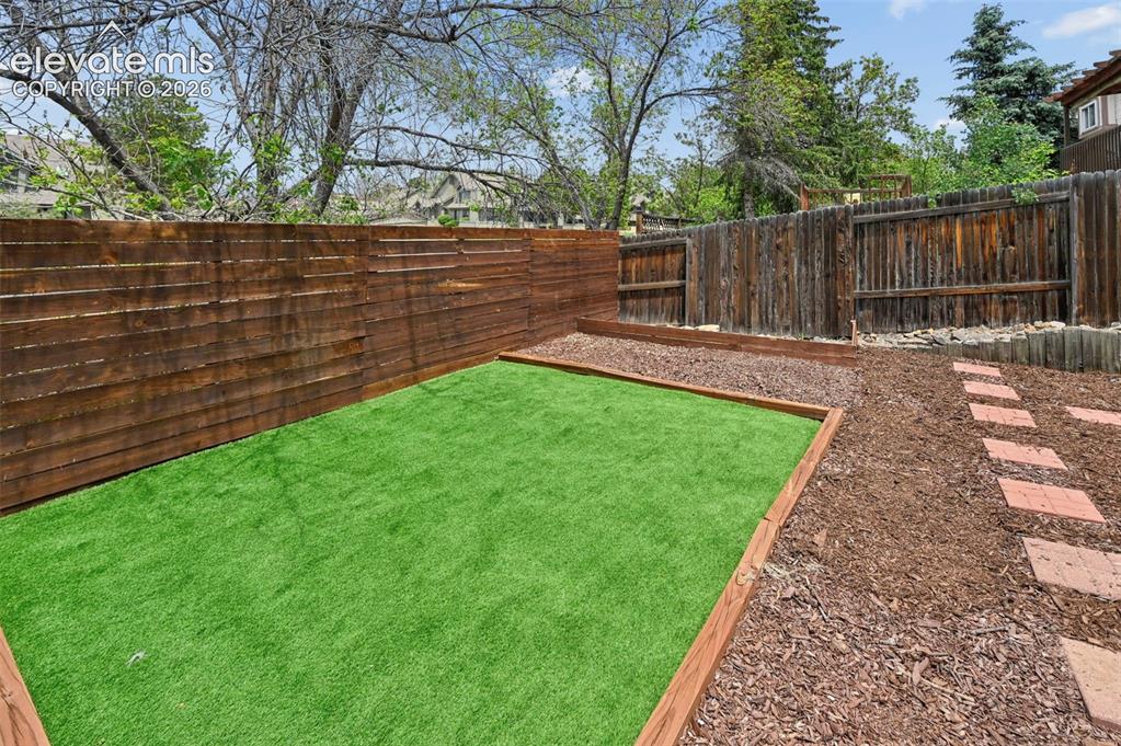 Image 42 of 44: Yard