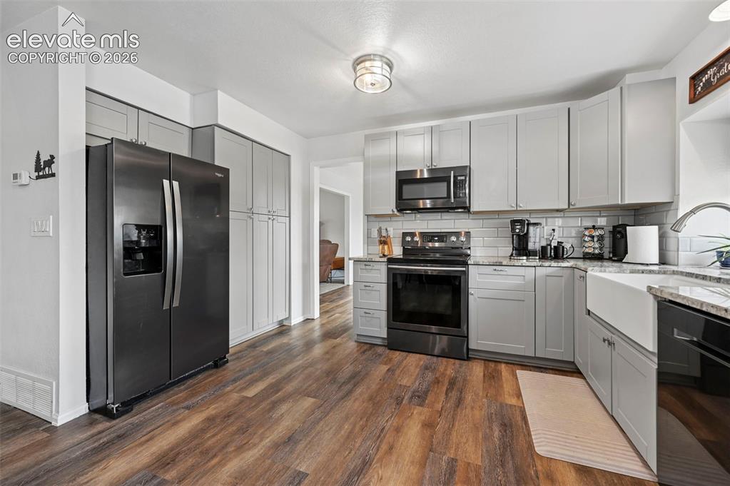 Image 6 of 44: Kitchen