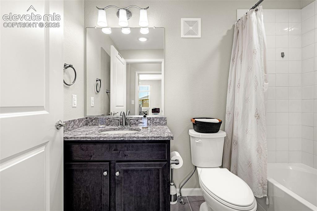 Image 17 of 32: Bathroom