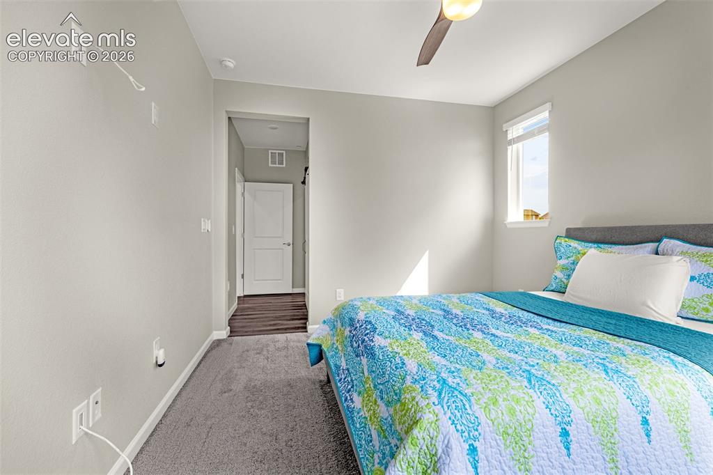 Image 19 of 32: Bedroom