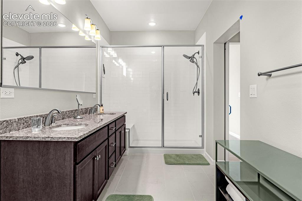 Image 20 of 32: Bathroom