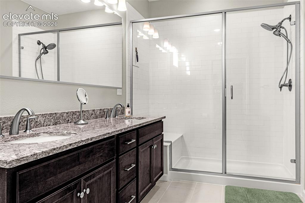 Image 21 of 32: Bathroom