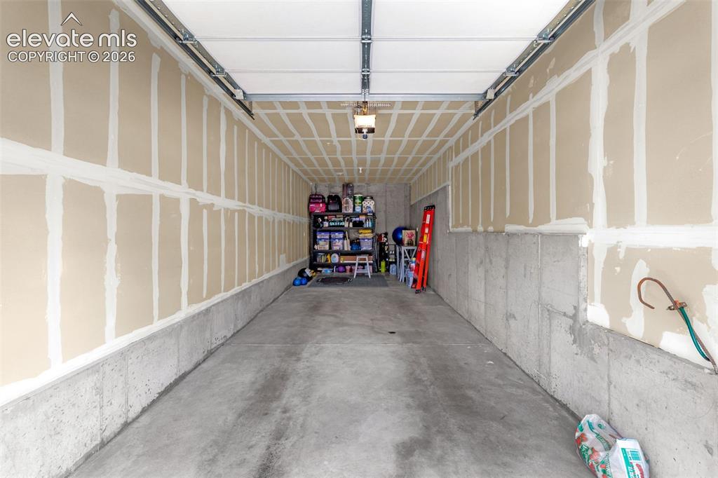 Image 25 of 32: Tandem garage, oversized