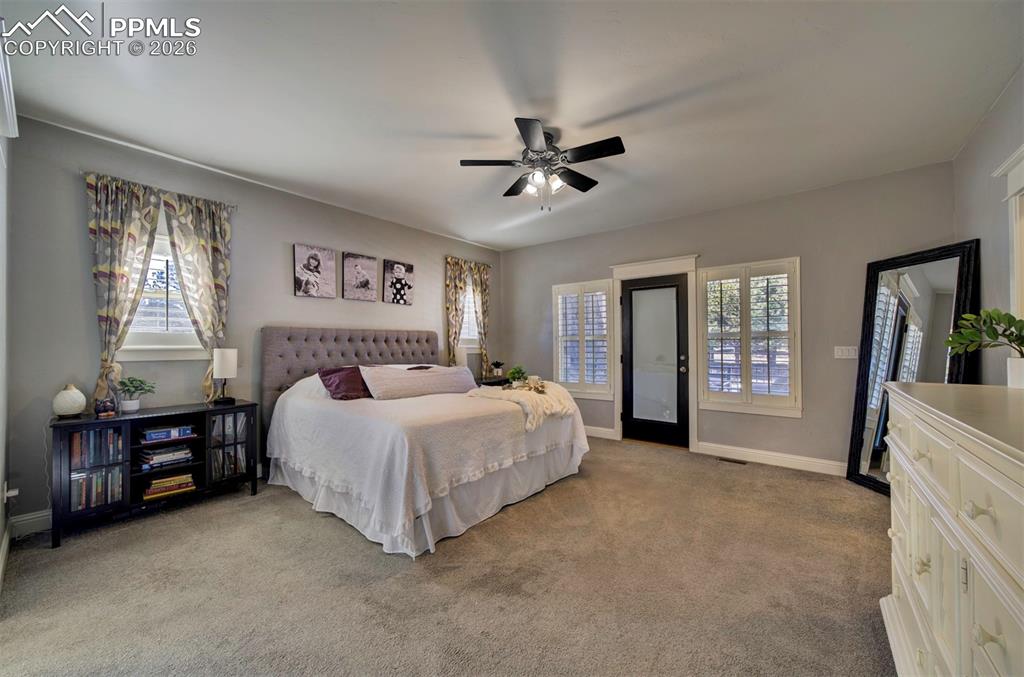 Image 19 of 47: Living Room