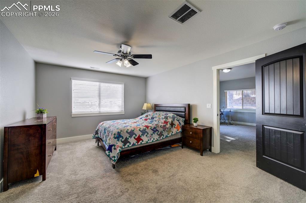 Image 34 of 47: Bathroom 4