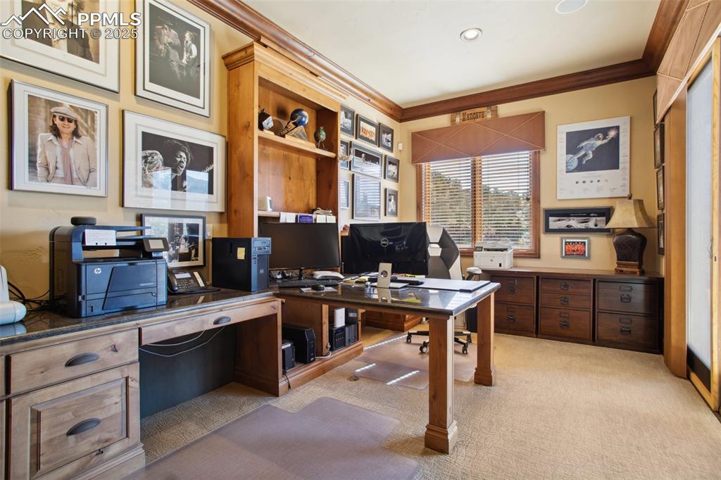 Image 40 of 50: Office