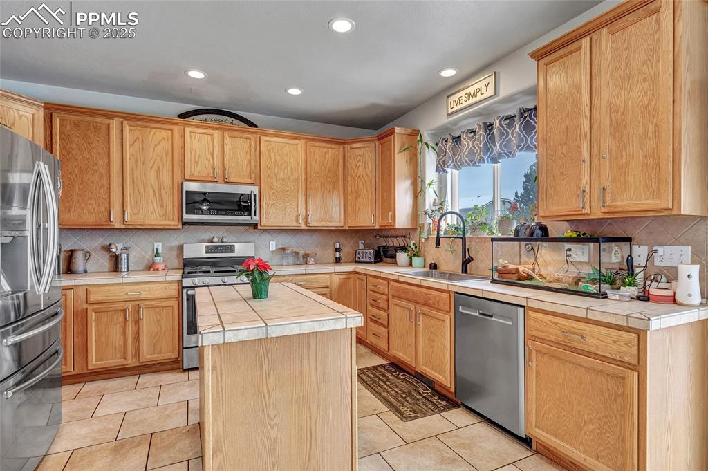 Image 16 of 45: Kitchen