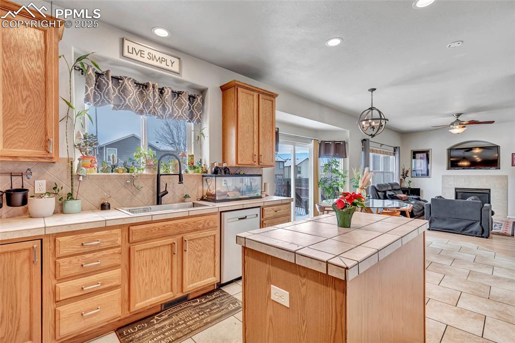 Image 17 of 45: Kitchen