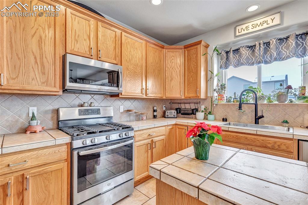 Image 18 of 45: Kitchen