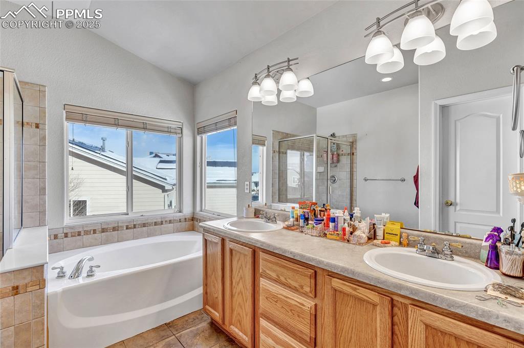 Image 24 of 45: Bathroom