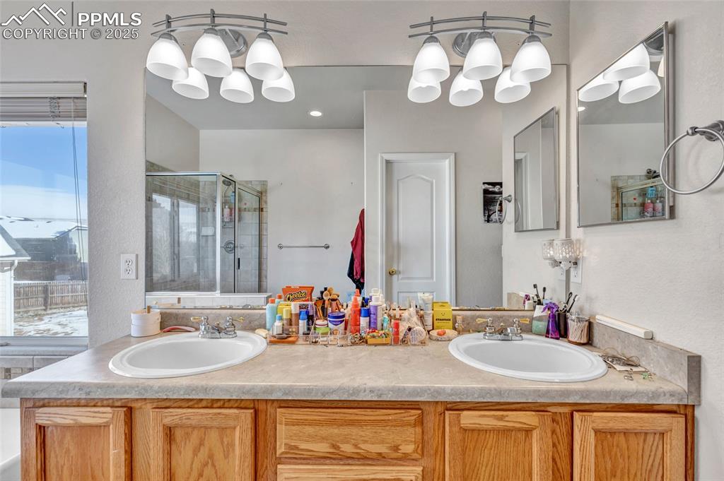 Image 25 of 45: Bathroom