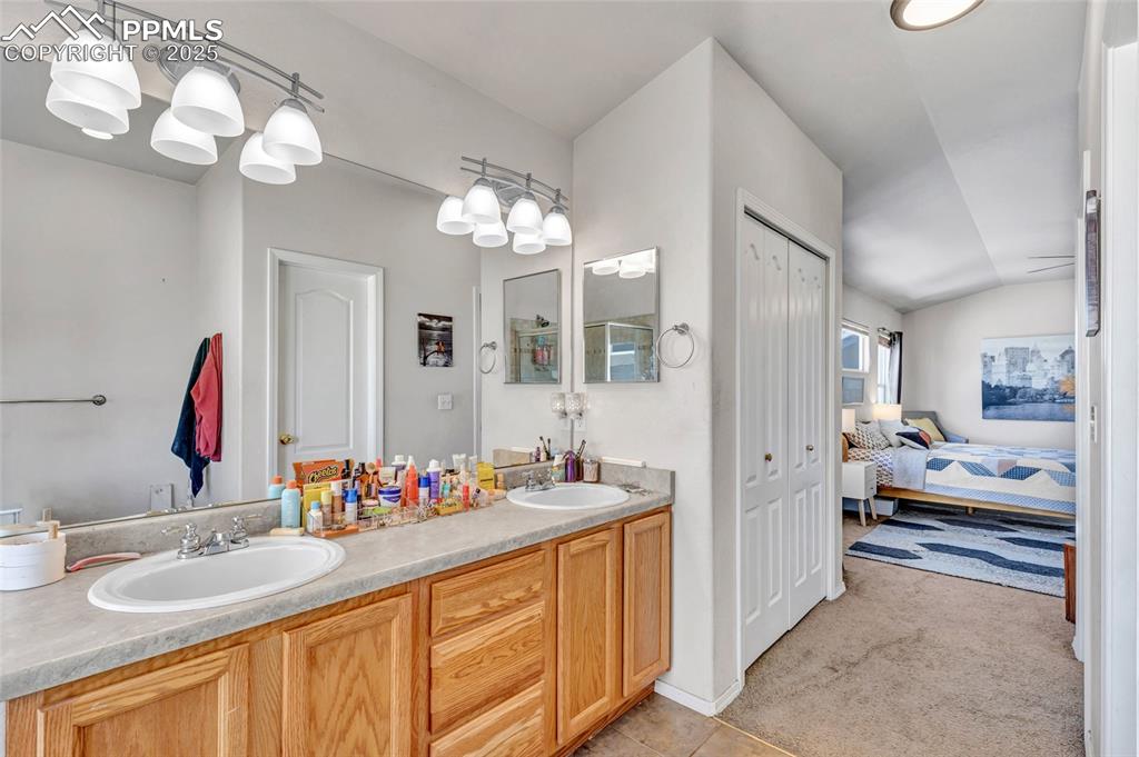 Image 26 of 45: Bathroom