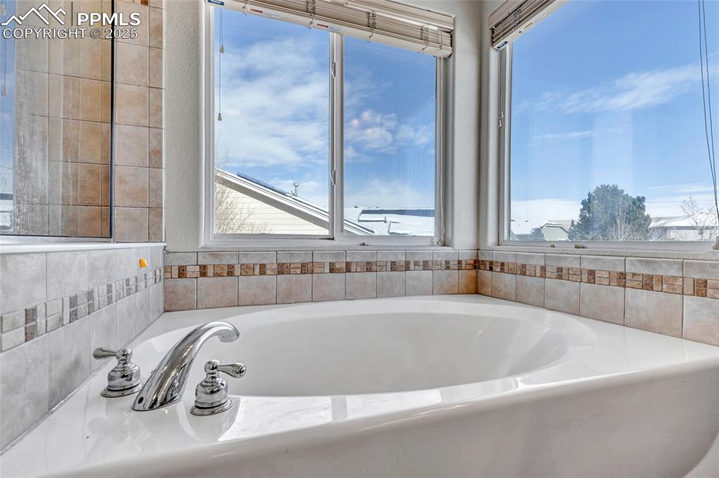 Image 27 of 45: Bathroom