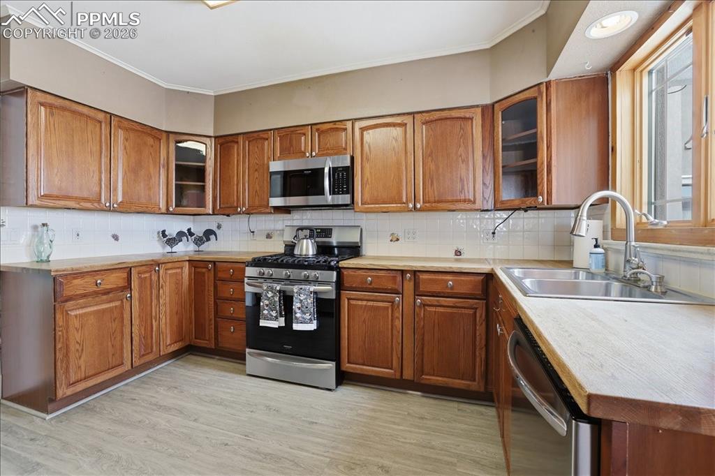 Image 15 of 42: Kitchen