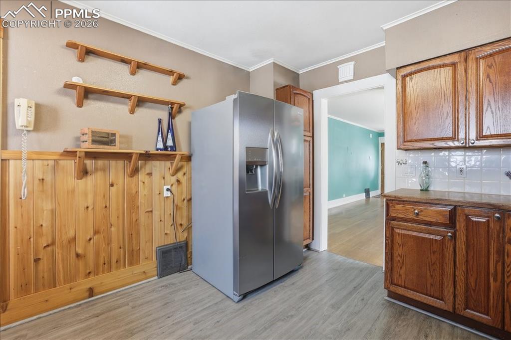 Image 16 of 42: Kitchen