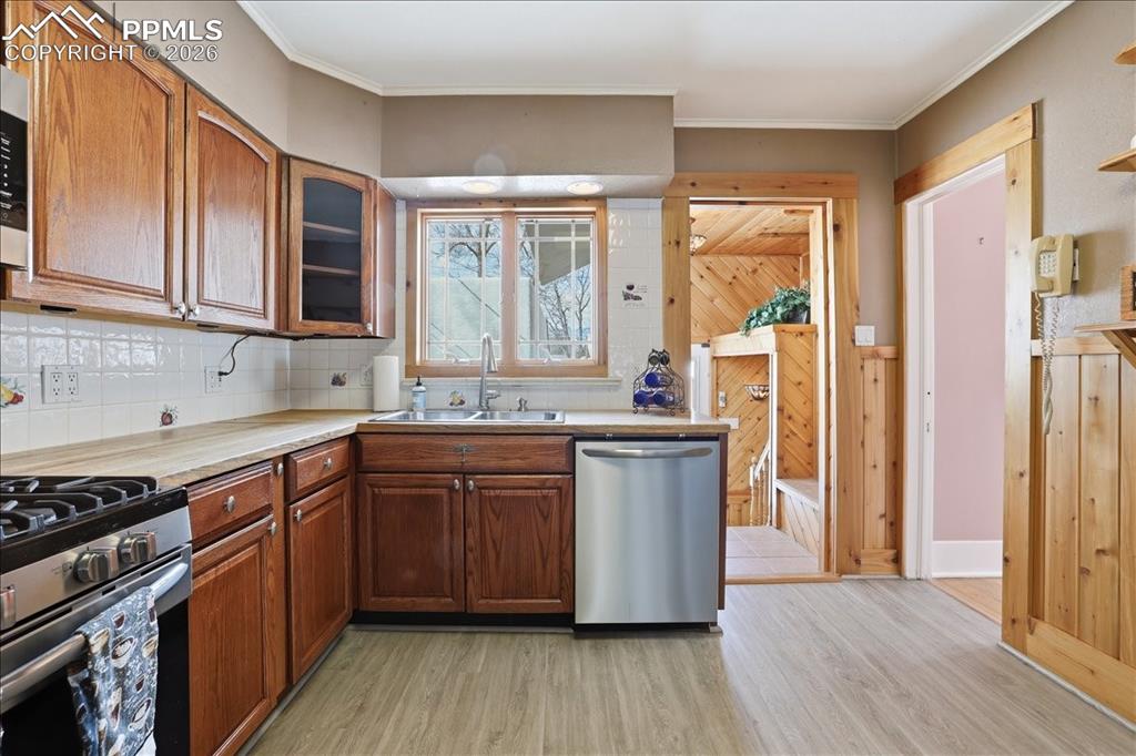 Image 17 of 42: Kitchen